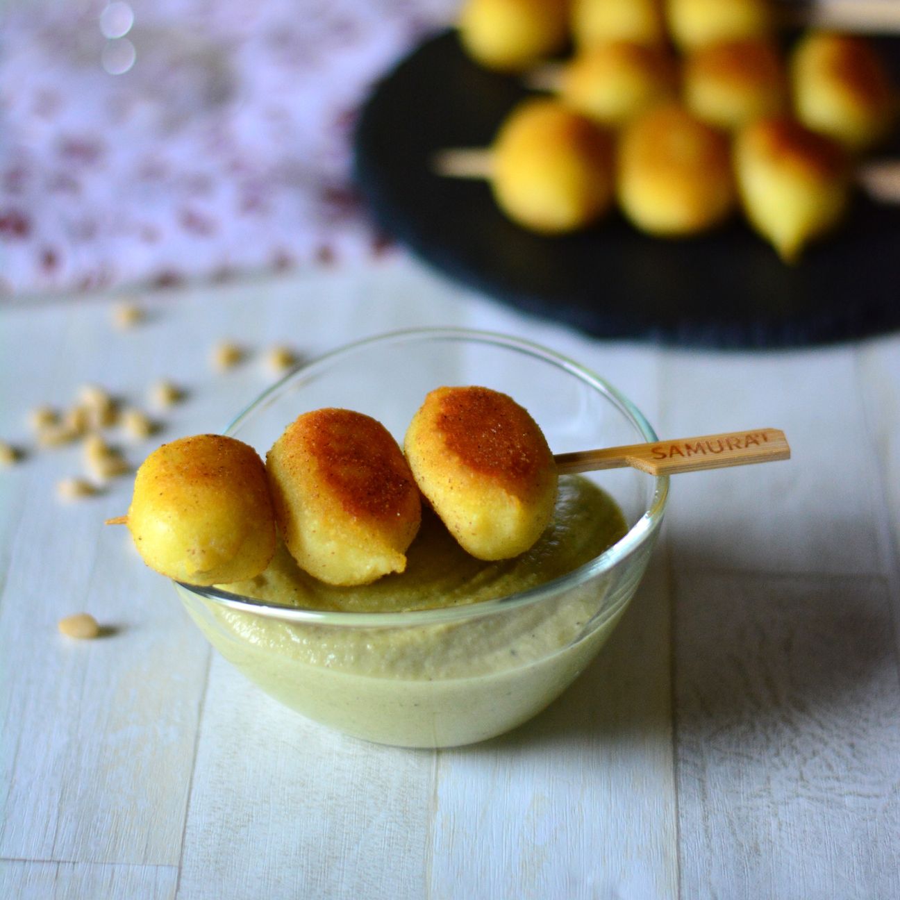Spiedini di gnocchi e salsa alle zucchine