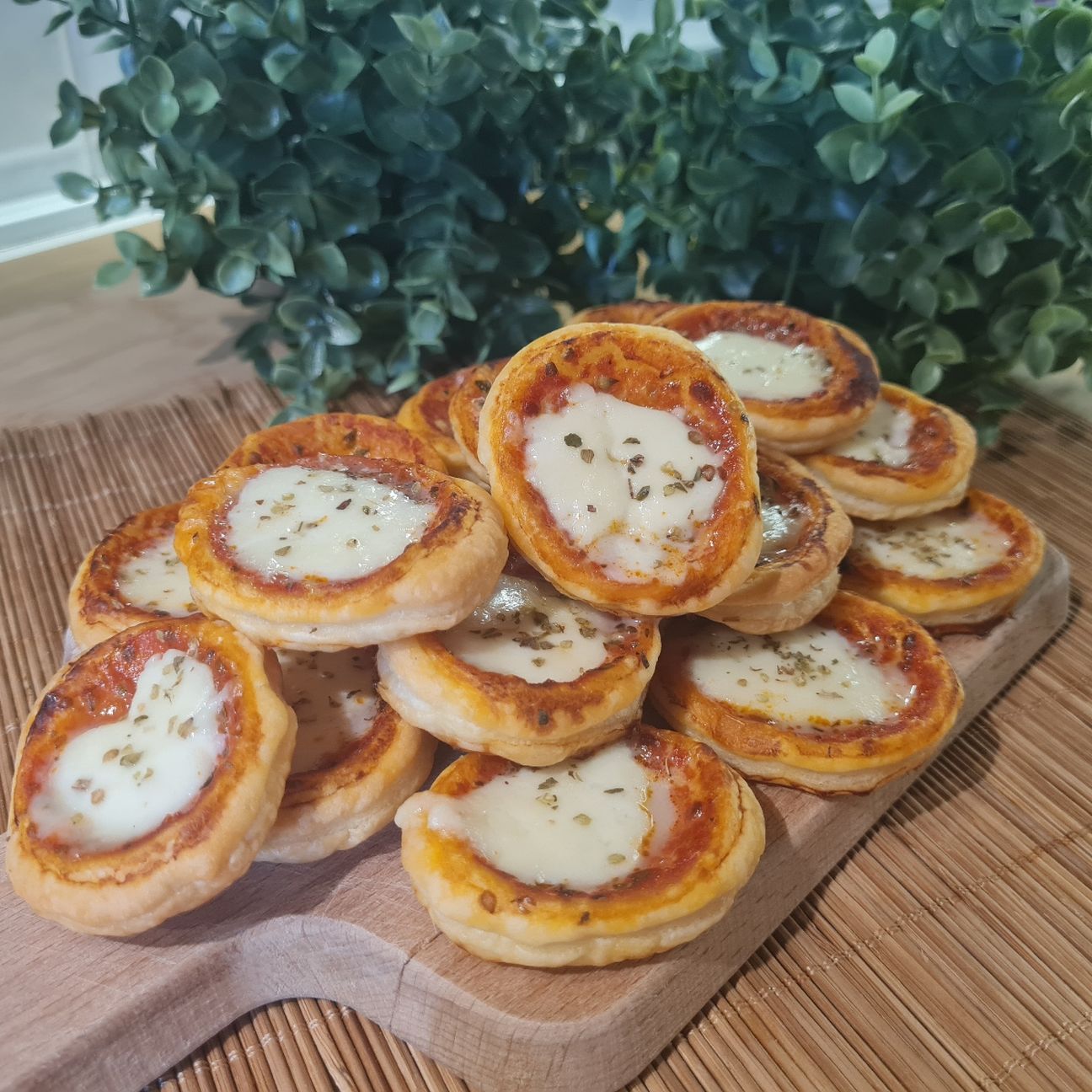 Pizzette di sfoglia per aperitivo