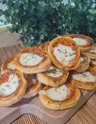 Ricetta Pizzette di sfoglia per aperitivo di Briciole_di_mollica