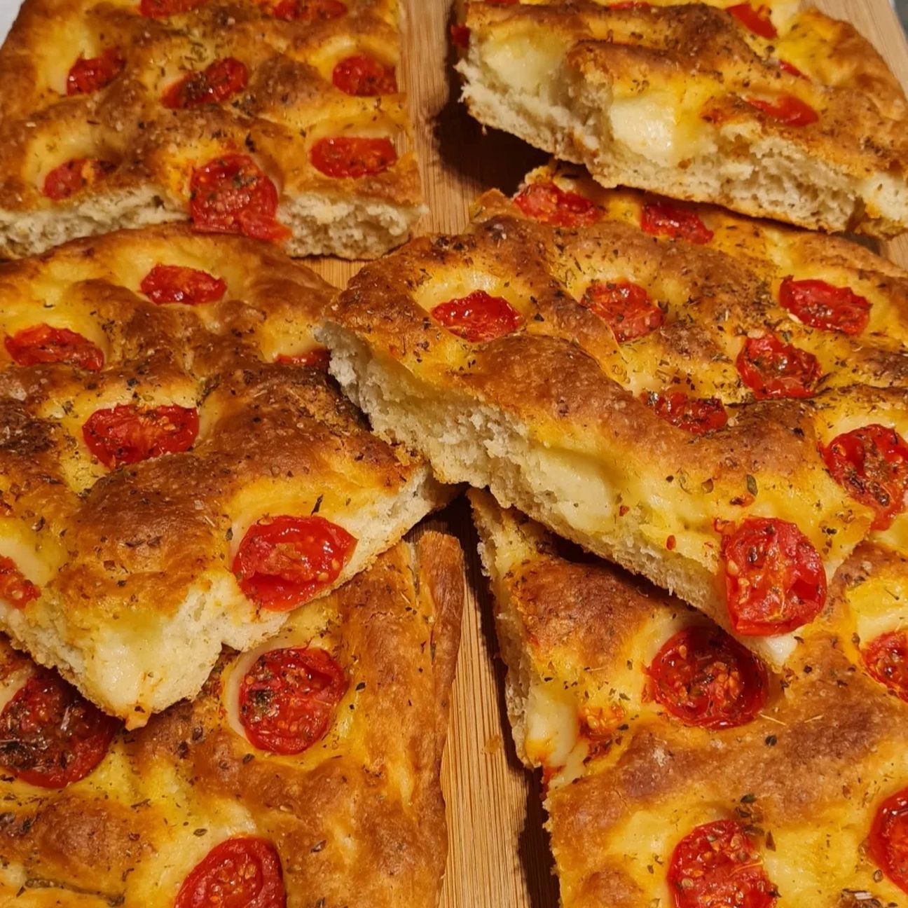 Focaccia con pomodorini e origano