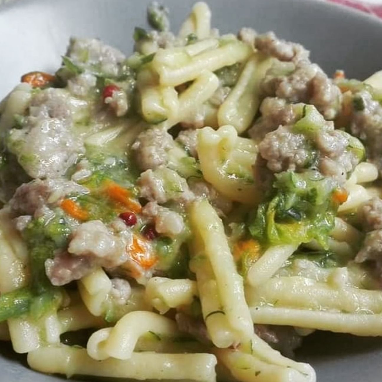 Caserecce con salsiccia zucchine e fior di zucca