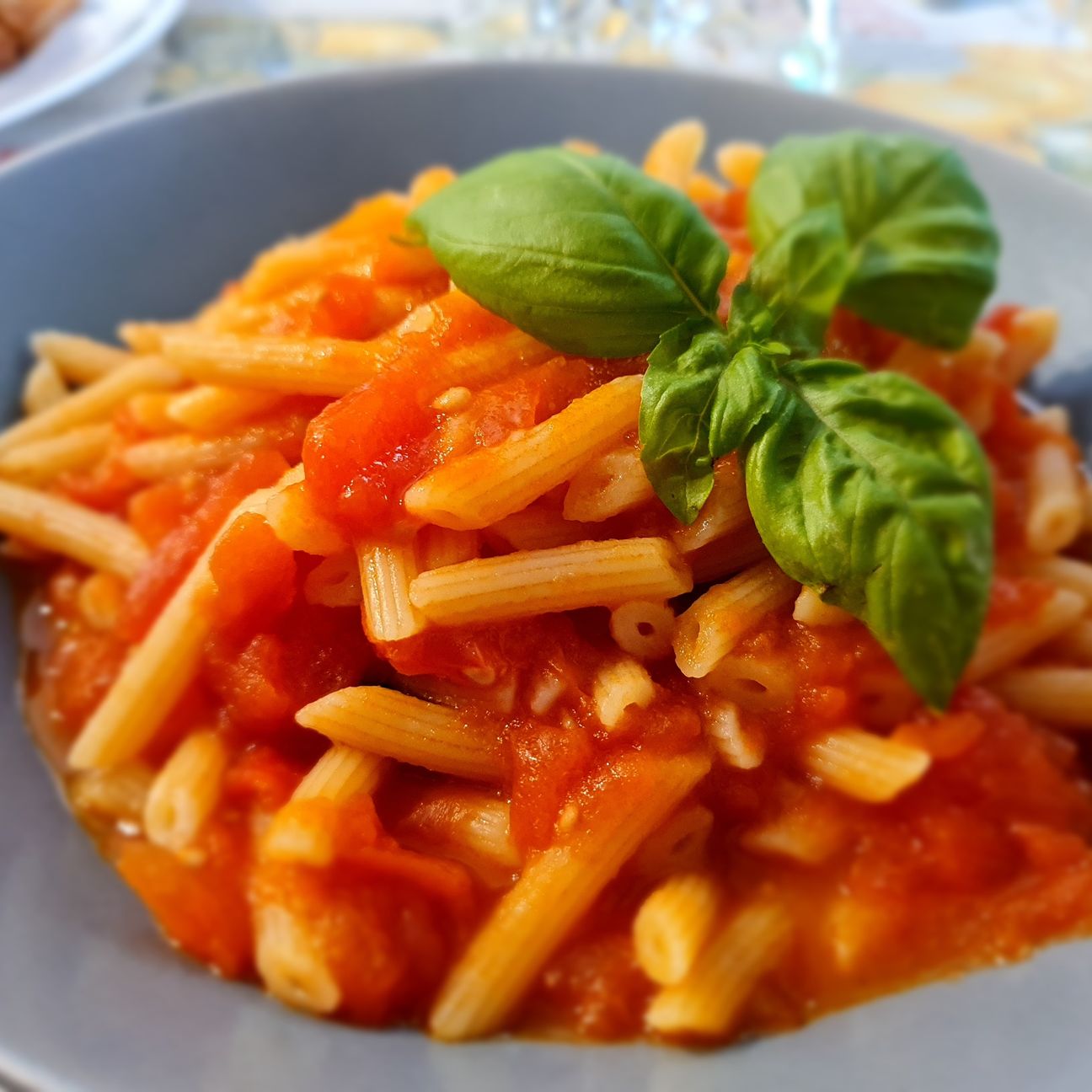 Pasta con pomodoro fresco e basilico