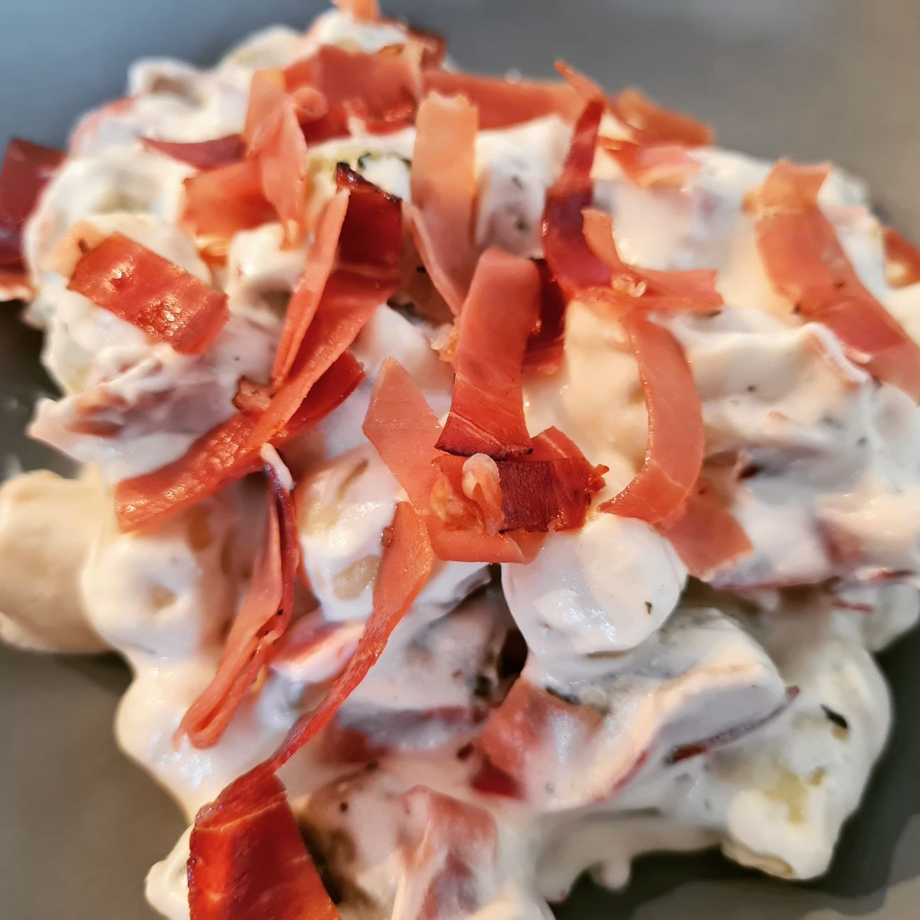 Gnocchetti con crema di caprino e speck croccante