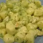 Ricetta Gnocchetti di patate con pesto e gamberi