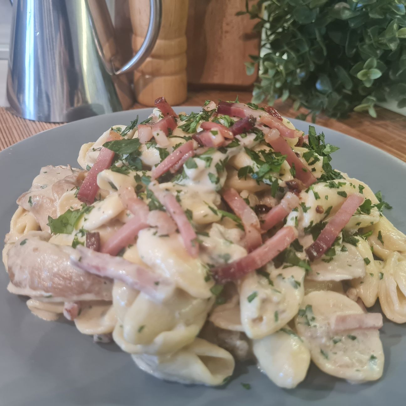 Orecchiette con porcini salsiccia e speck croccante