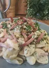 Ricetta Orecchiette con porcini salsiccia e speck croccante