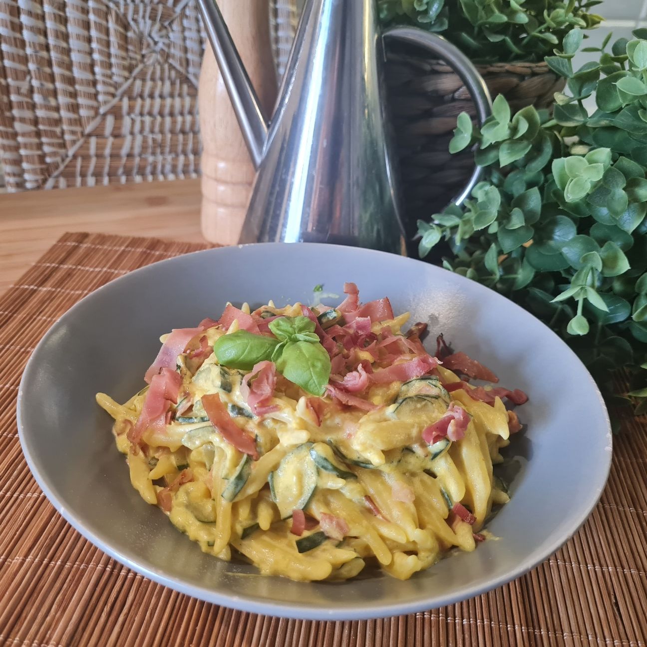 Trofiette con zucchine, speck e crema di zafferano