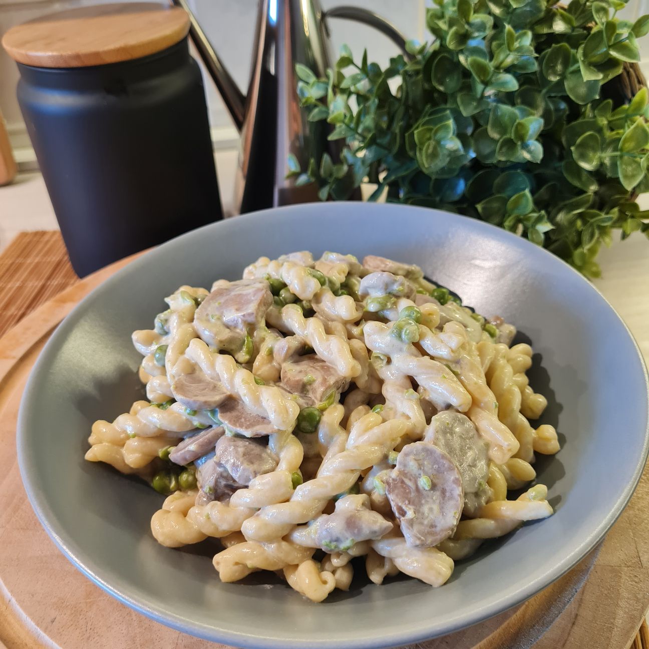 Pasta funghi piselli e panna