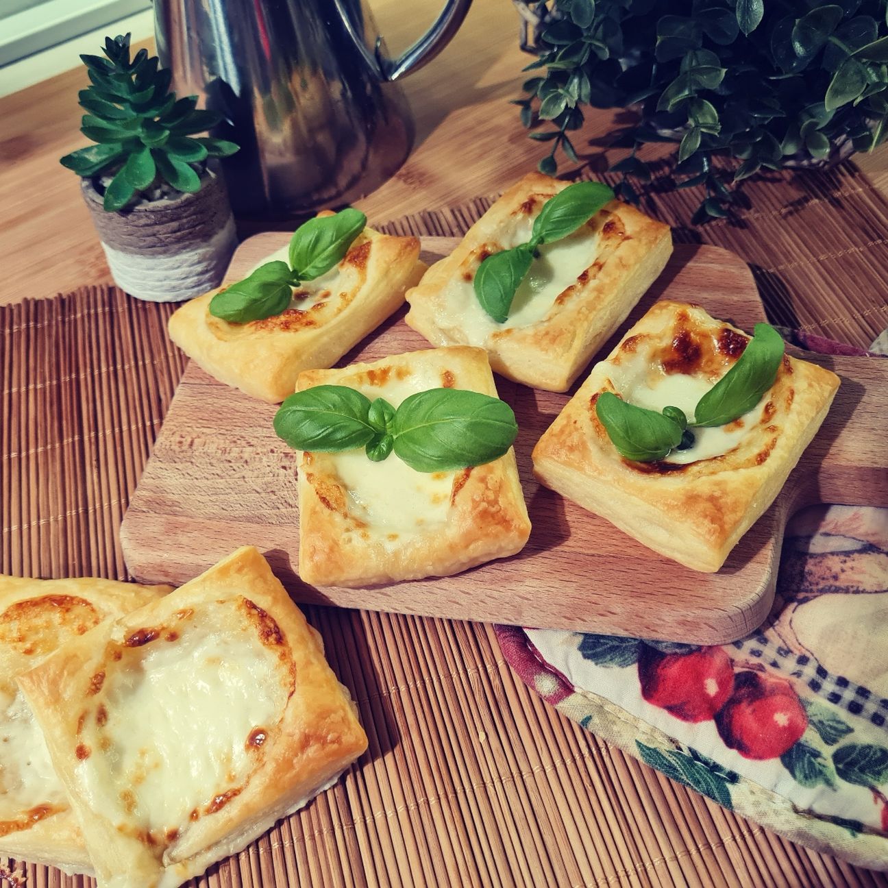 Tartine con crescenza e basilico