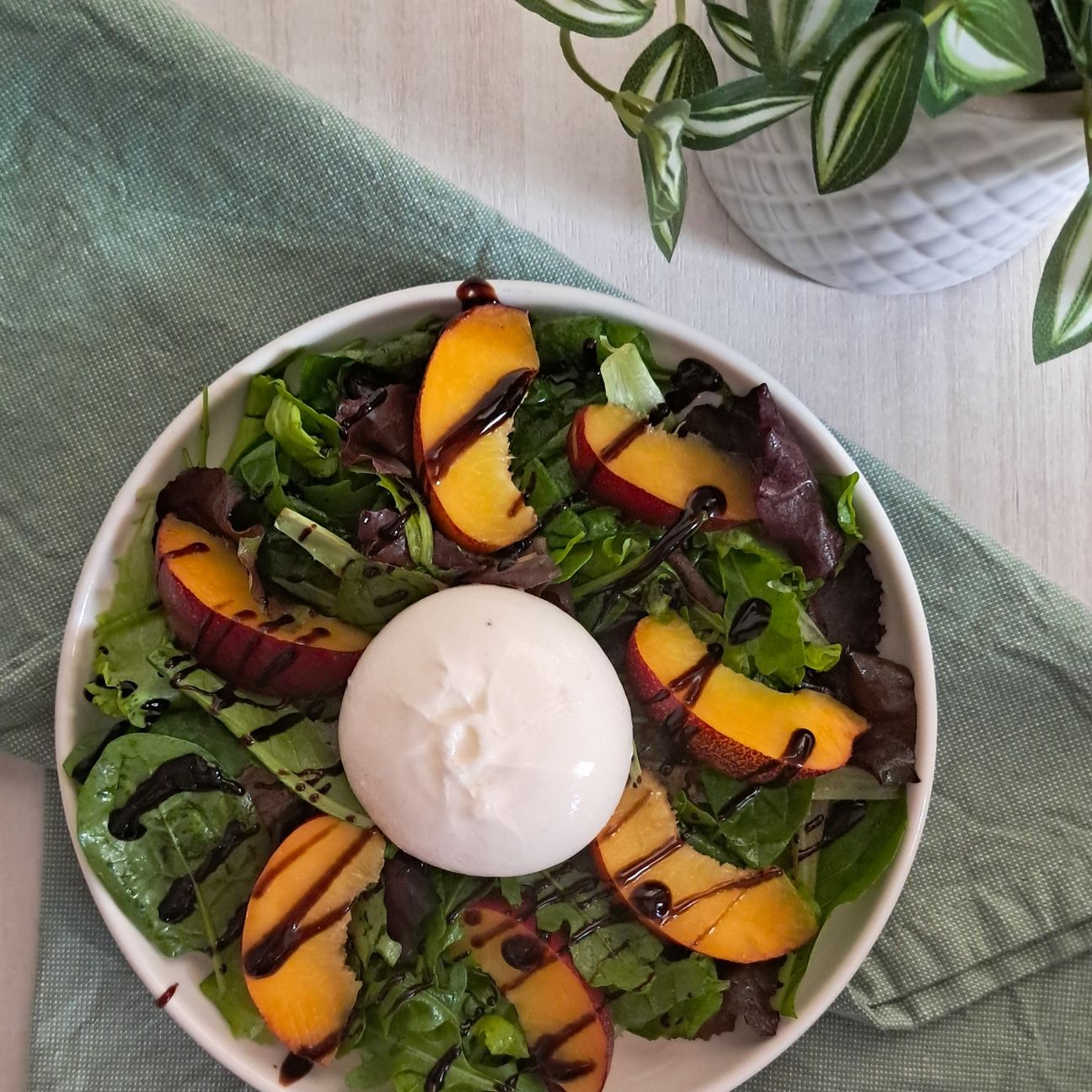 Insalata estiva con le pesche