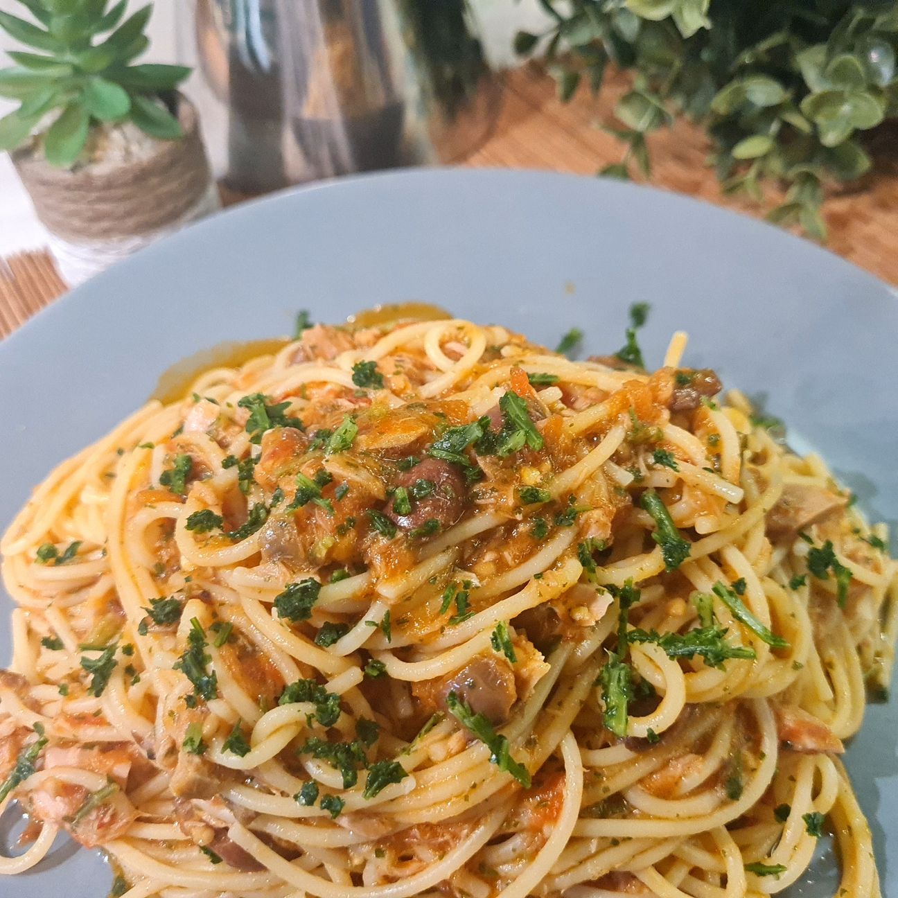 Spaghettino con filetti di tonno pomodoro fresco e olive taggiasche