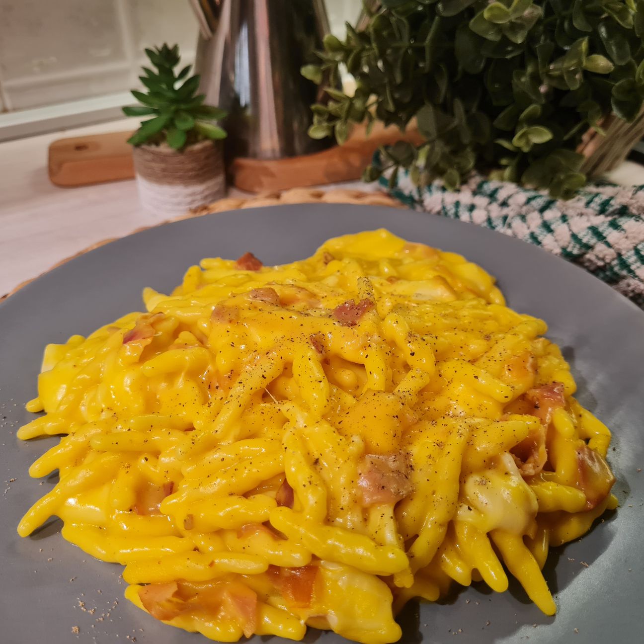 Trofie con zafferano speck e scamorza