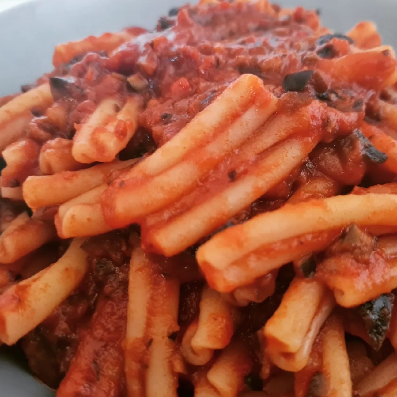 Caserecce con sugo di olive nere