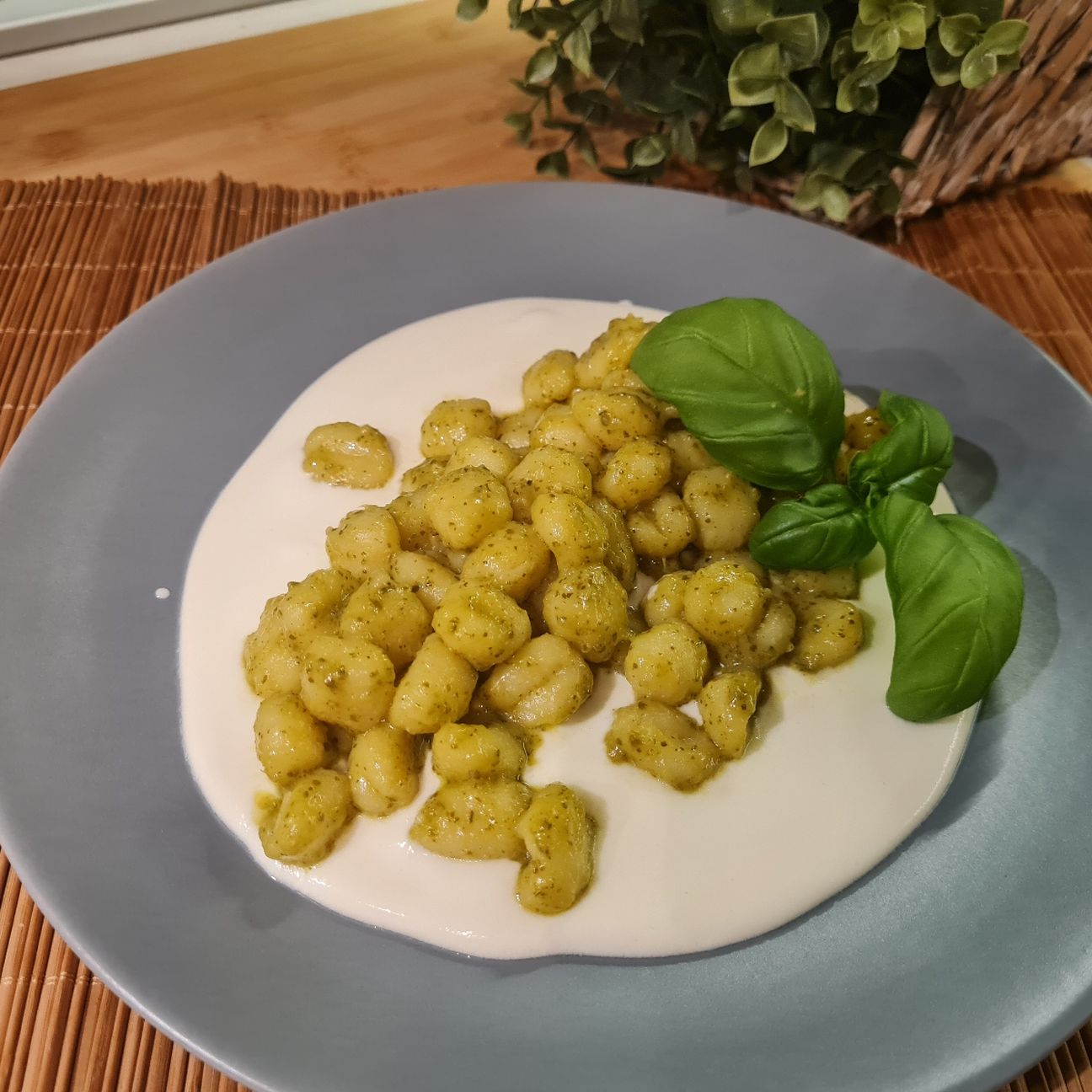 Gnocchetti al pesto su fonduta di crescenza