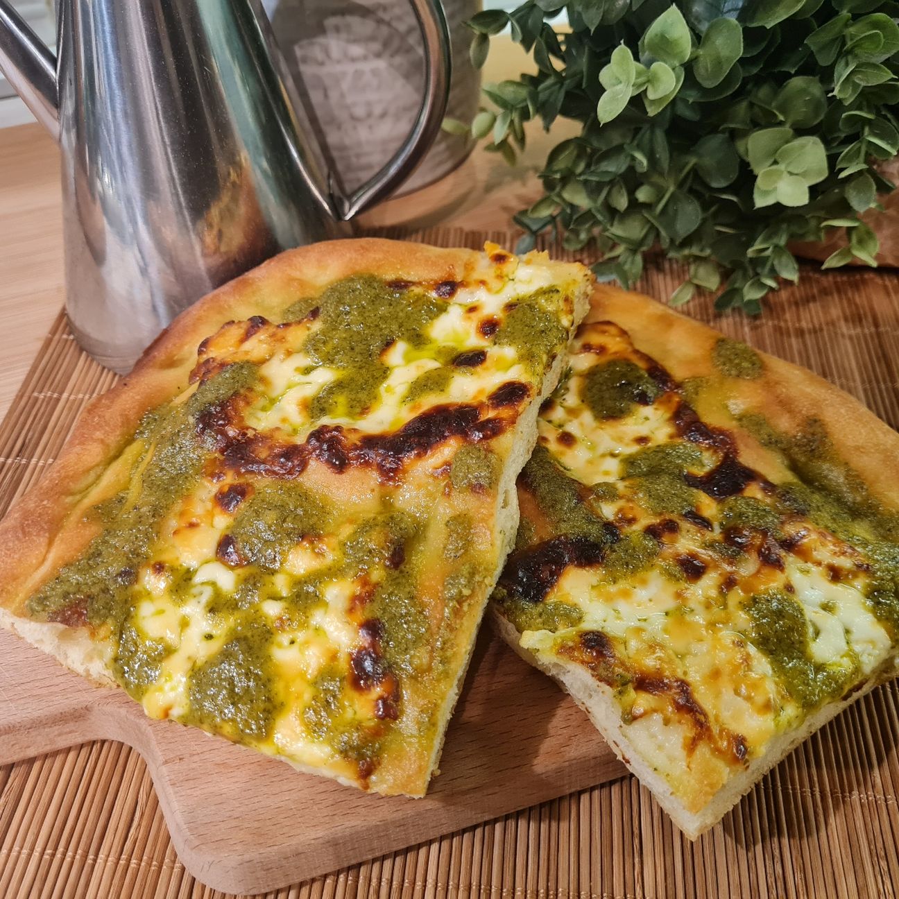 Focaccia stracchino e pesto