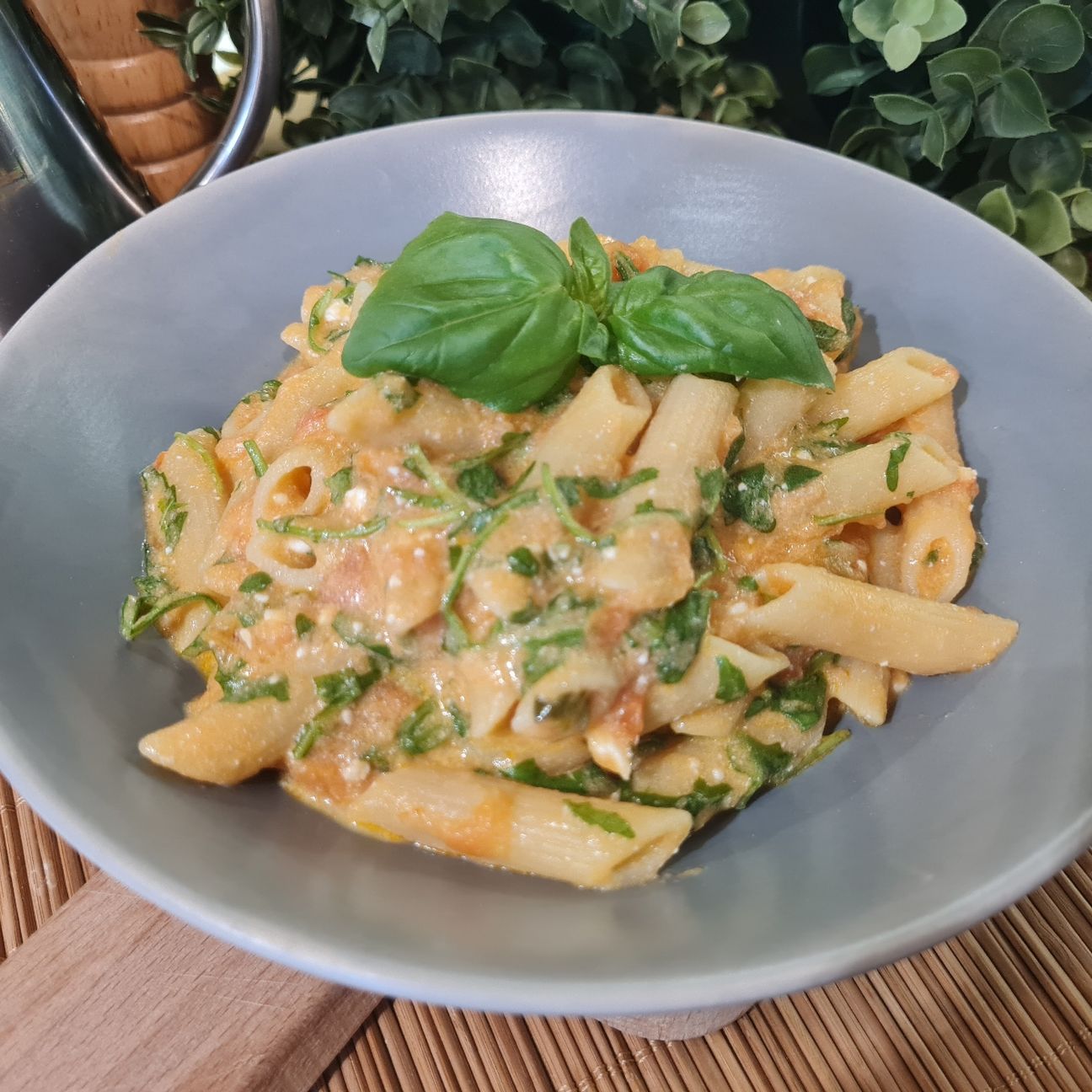 Pasta con pomodoro feta e rucola