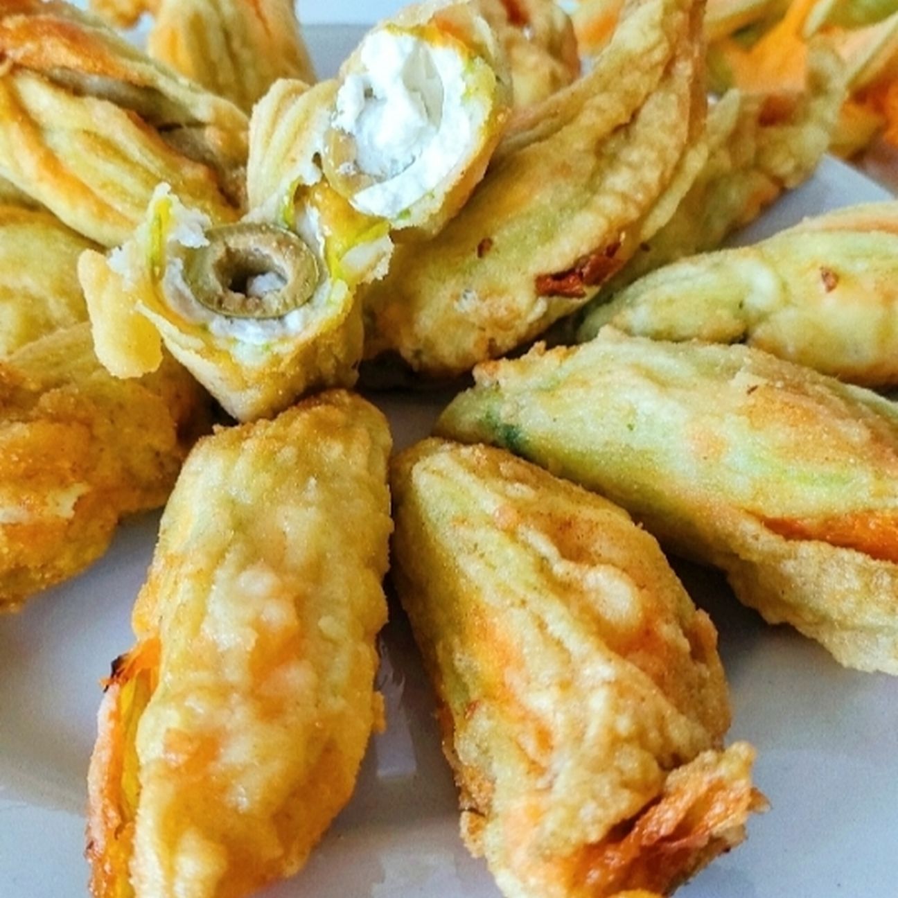 Fiori di zucca ripieni di ricotta e olive