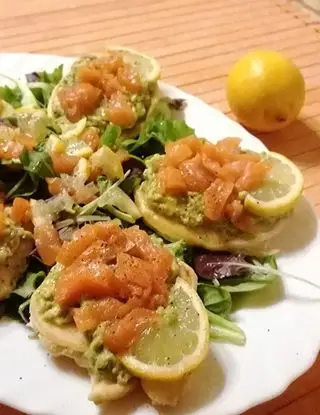 Ricetta PANCAKE DI RISO CON TARTARE DI SALMONE E AVOCADO di ladyp