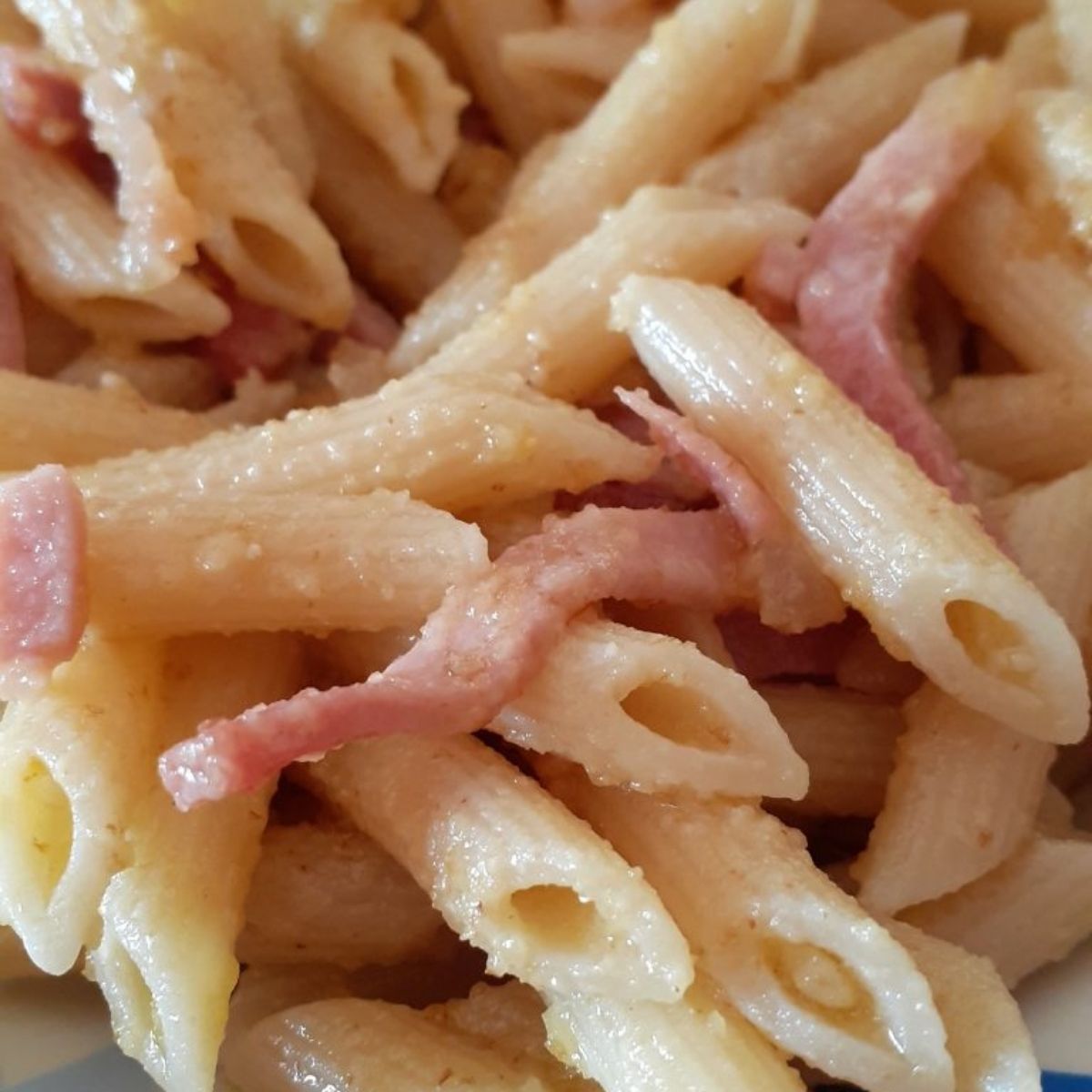 Penne con pesto e noci