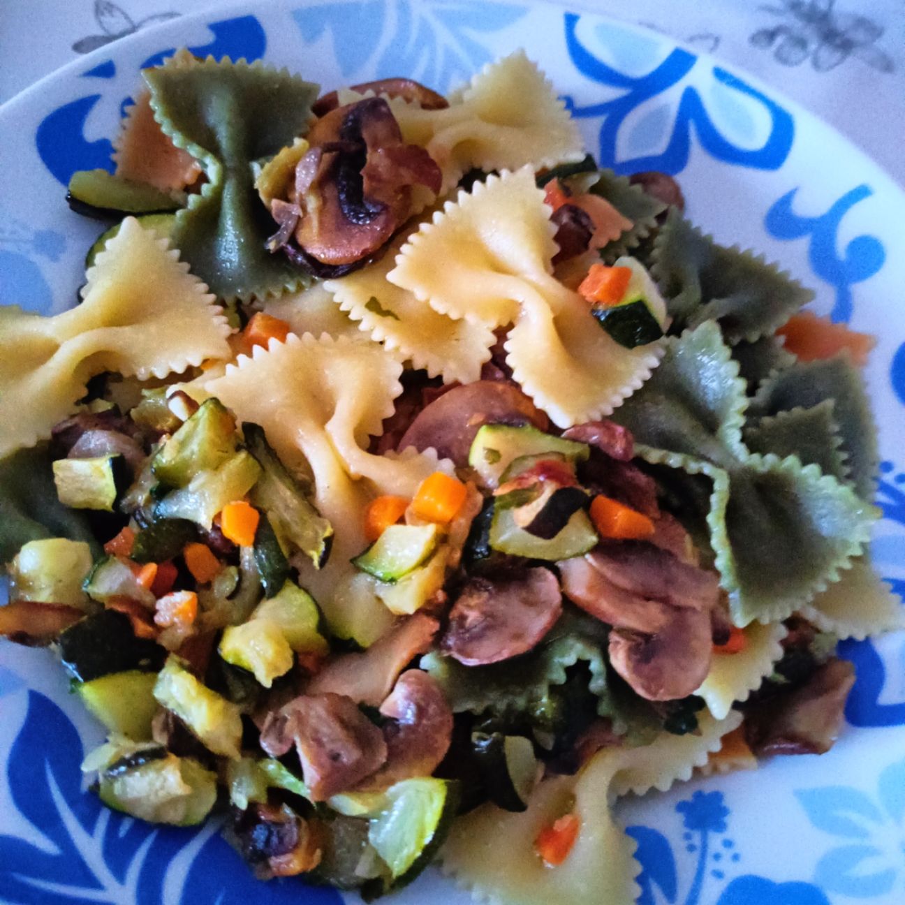 Farfalle zucchine e funghi