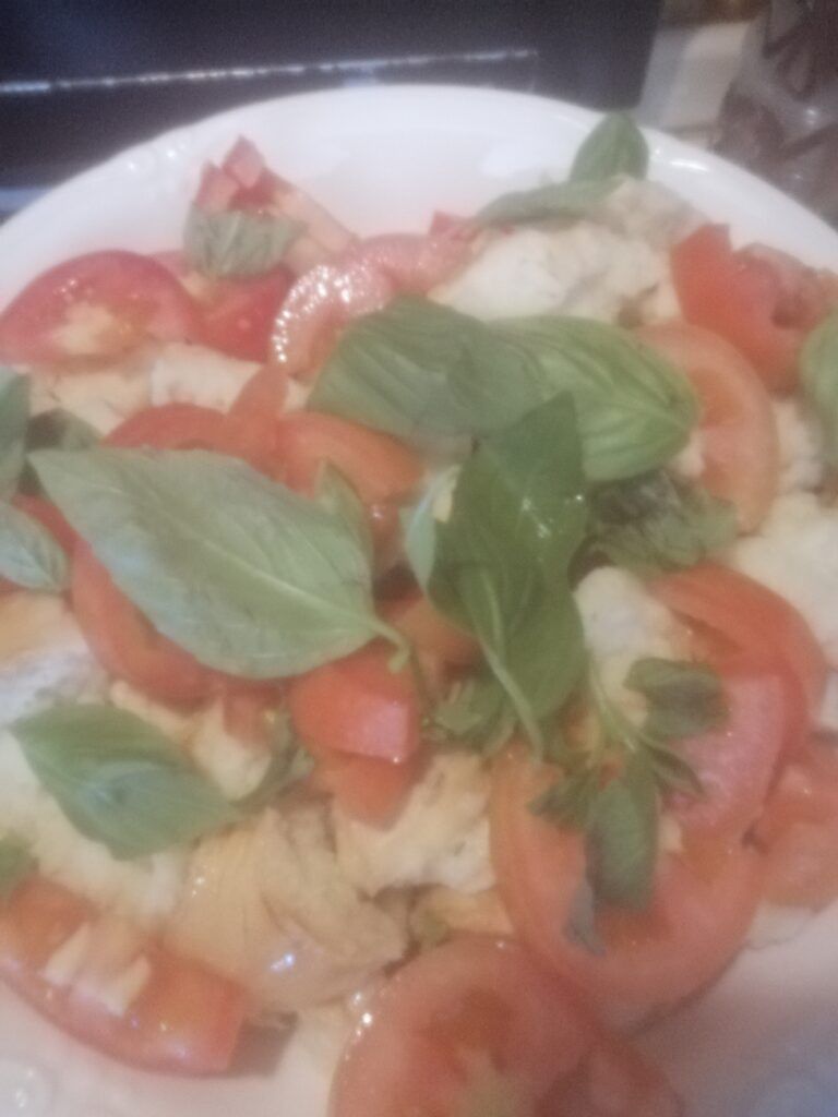 Frisella di pomodori e basilico
