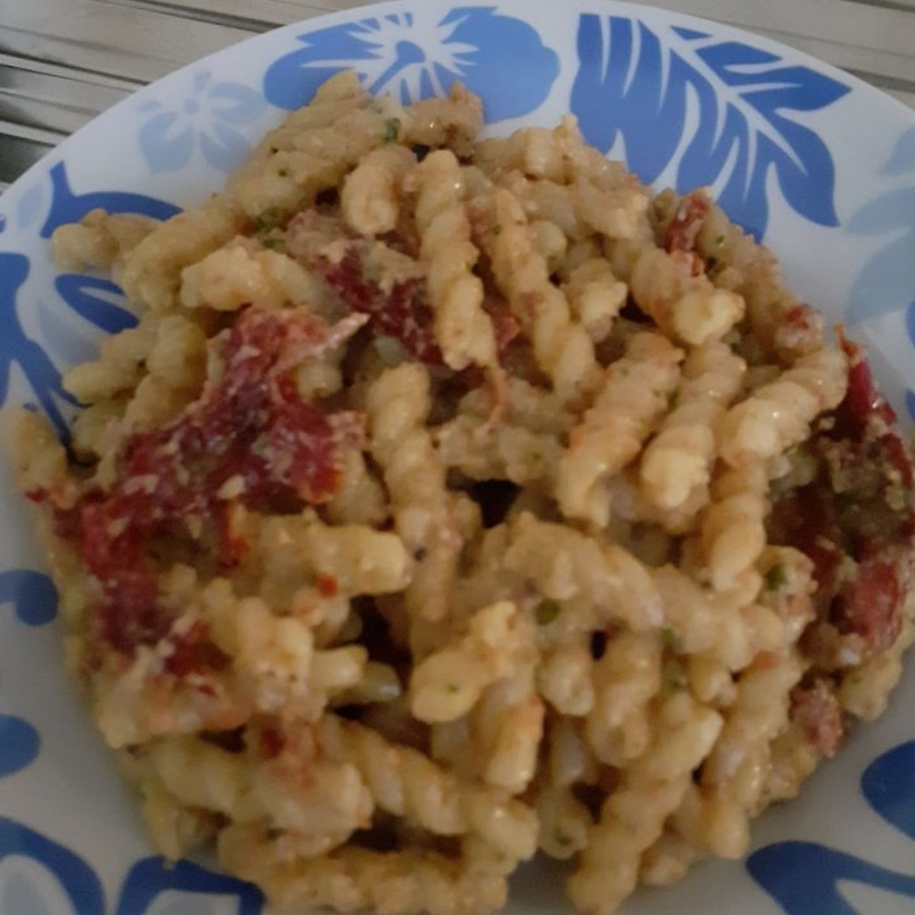 Pasta al pesto di pomodorini secchi e noci