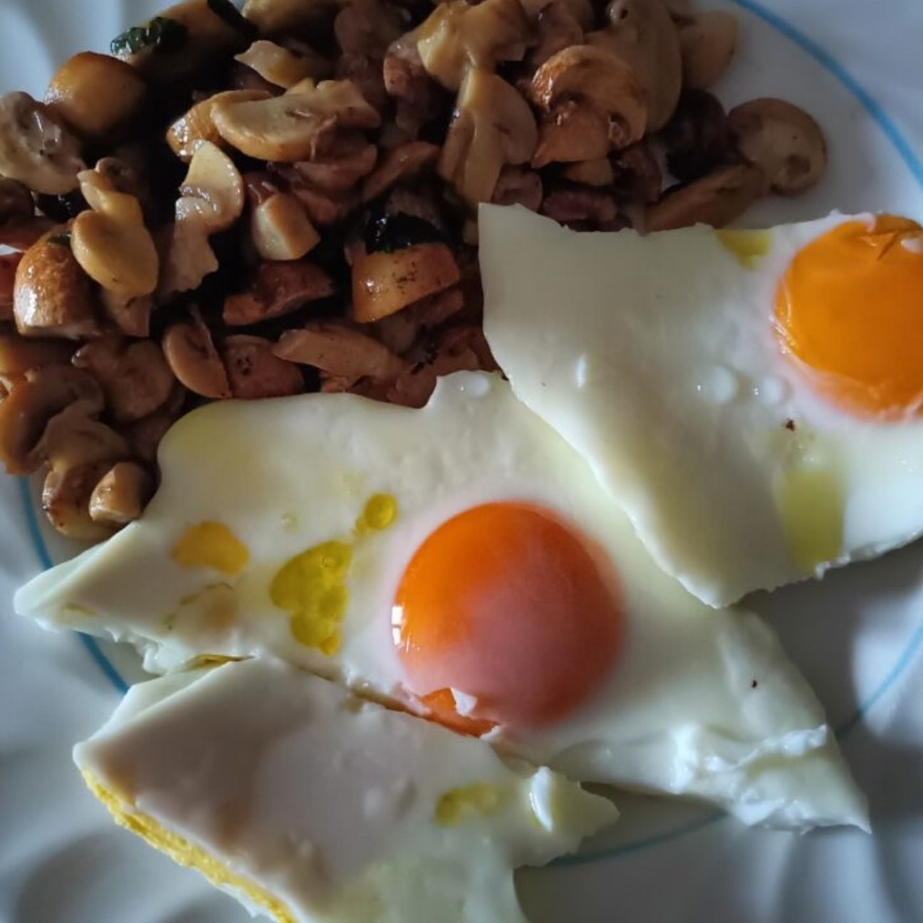 Uovo all' occhio di bue con funghi