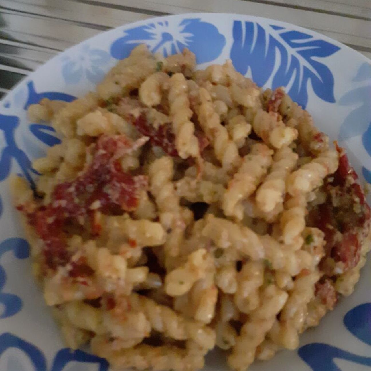 Fusilli ai pomodorini secchi e noci