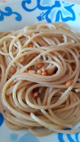 Spaghetti noci e pinoli