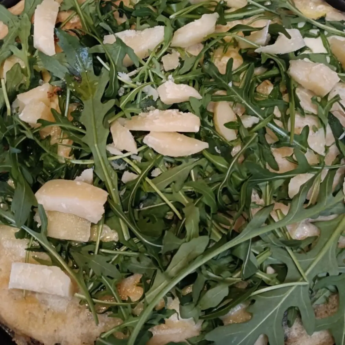 Ricetta Pizza rucola e scaglie di parmigiano di elvira.gengaro