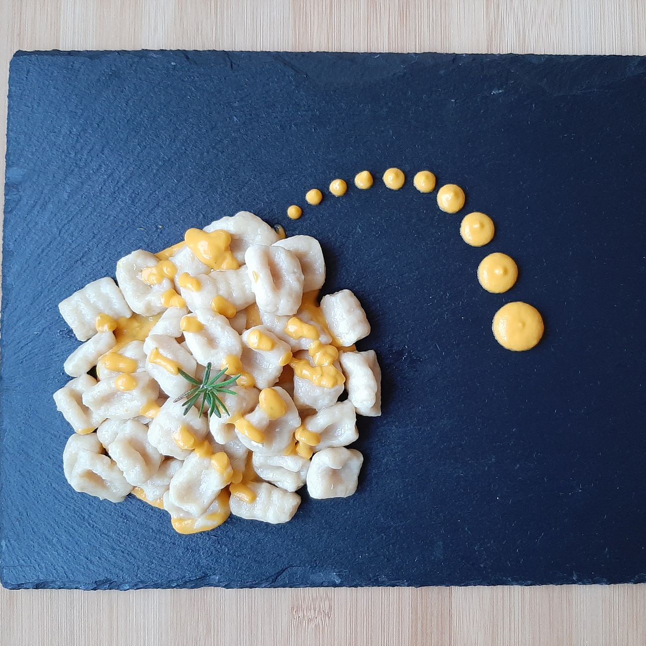 Gnocchi di pollo e patate su crema di carote