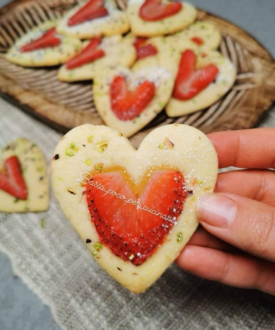 Biscotti di frolla con granella di pistacchio con un cuore di Fragola..