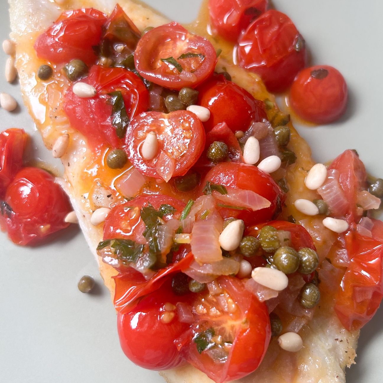 Filetti di platessa con salsa di pomodorini