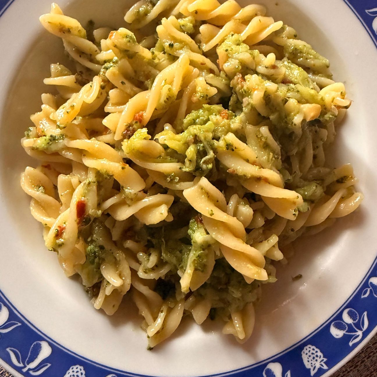 Fusilli con broccoli e pomodori secchi