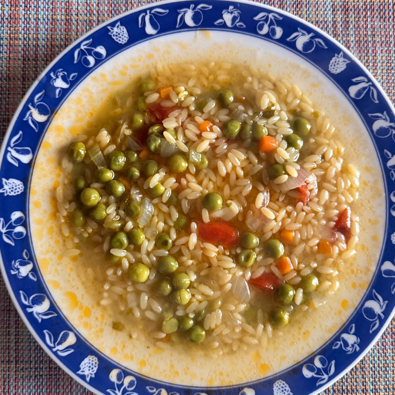 Minestra di pasta e piselli