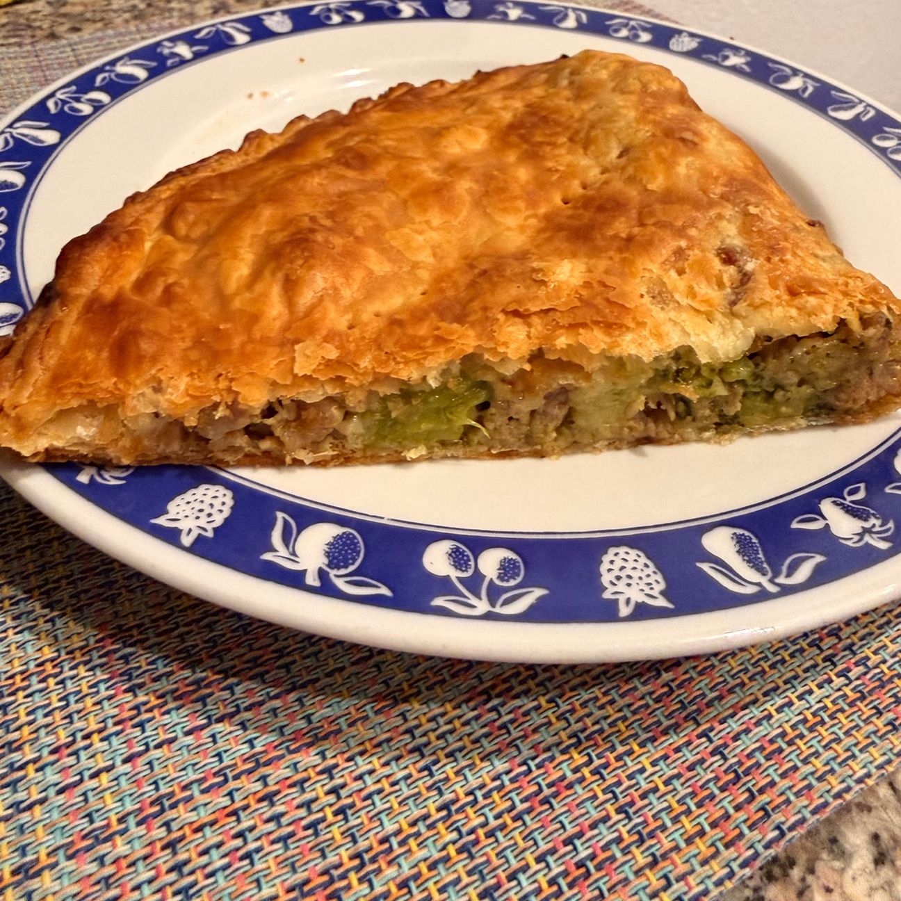 Pasta sfoglia con broccoli e salsiccia