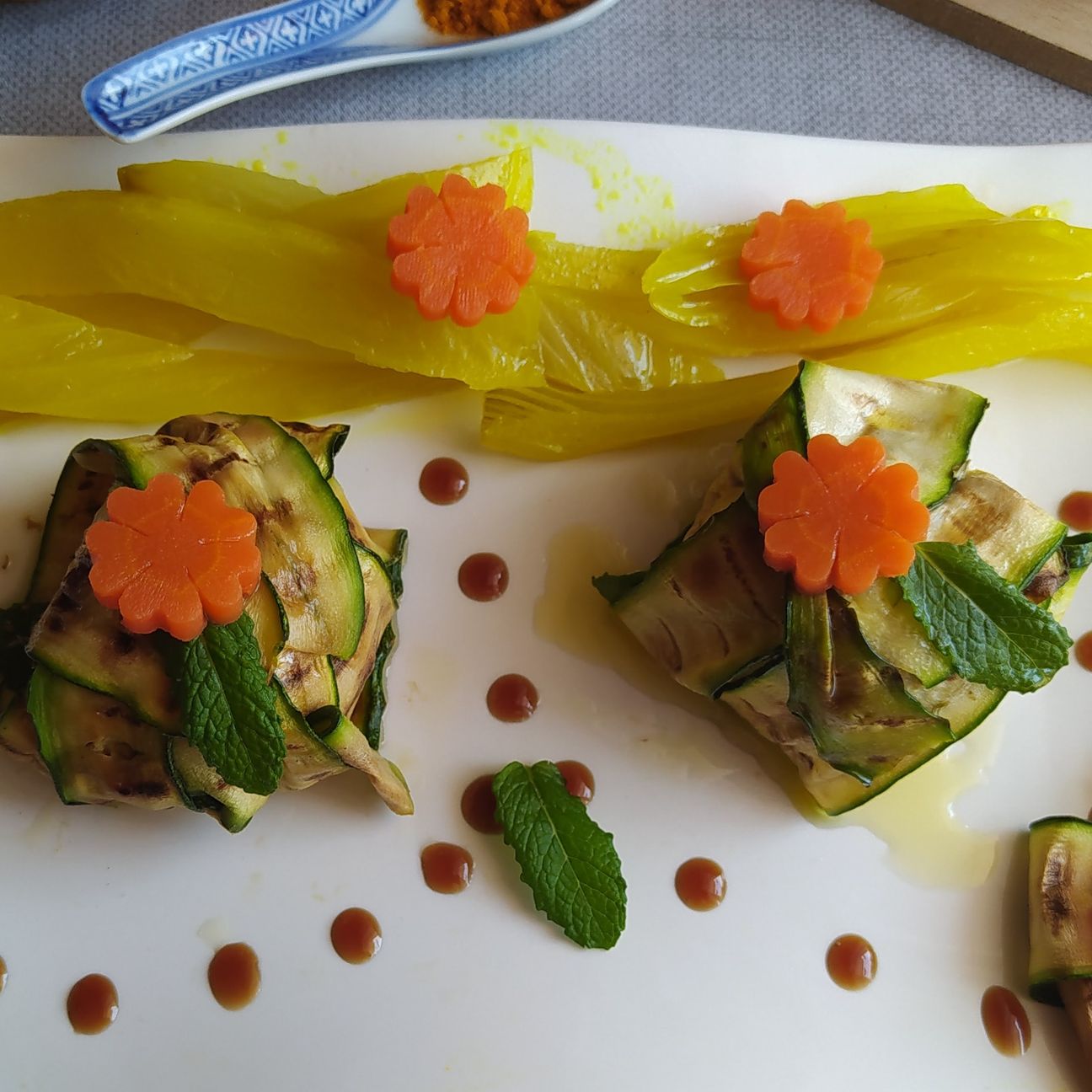 Fagottini di zucchine grigliate con sorpresa di burratina, finocchi alla curcuma e profumo di balsamico