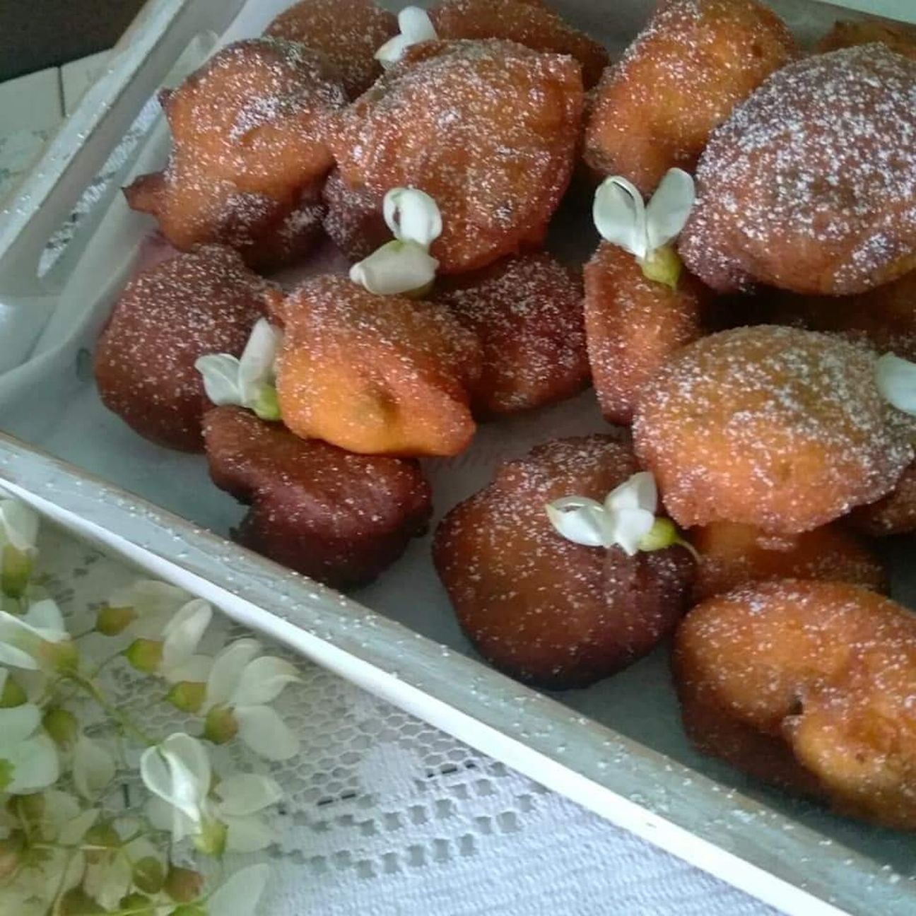 Frittelle dolci ai fiori d' acacia