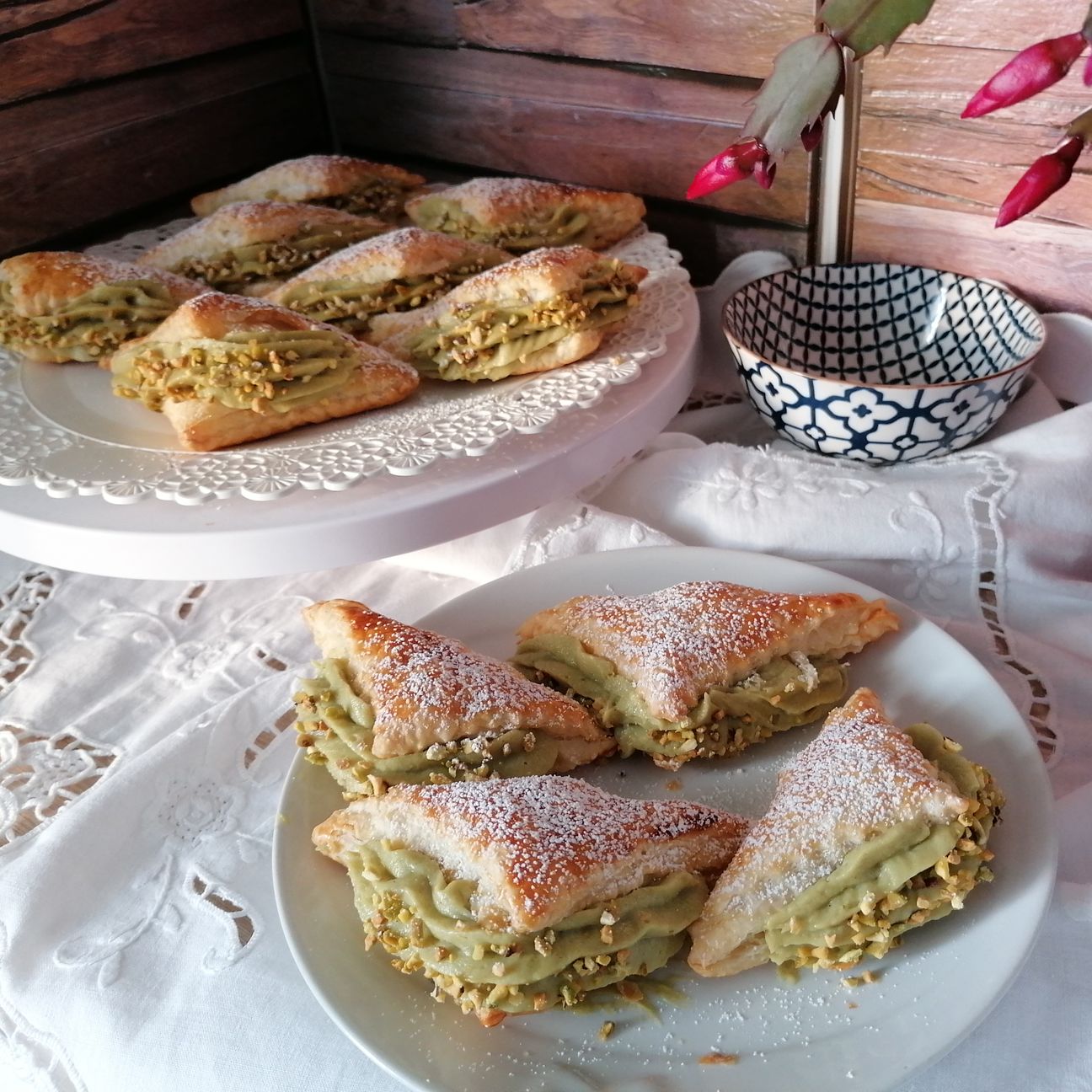Triangoli di pasta sfoglia al pistacchio