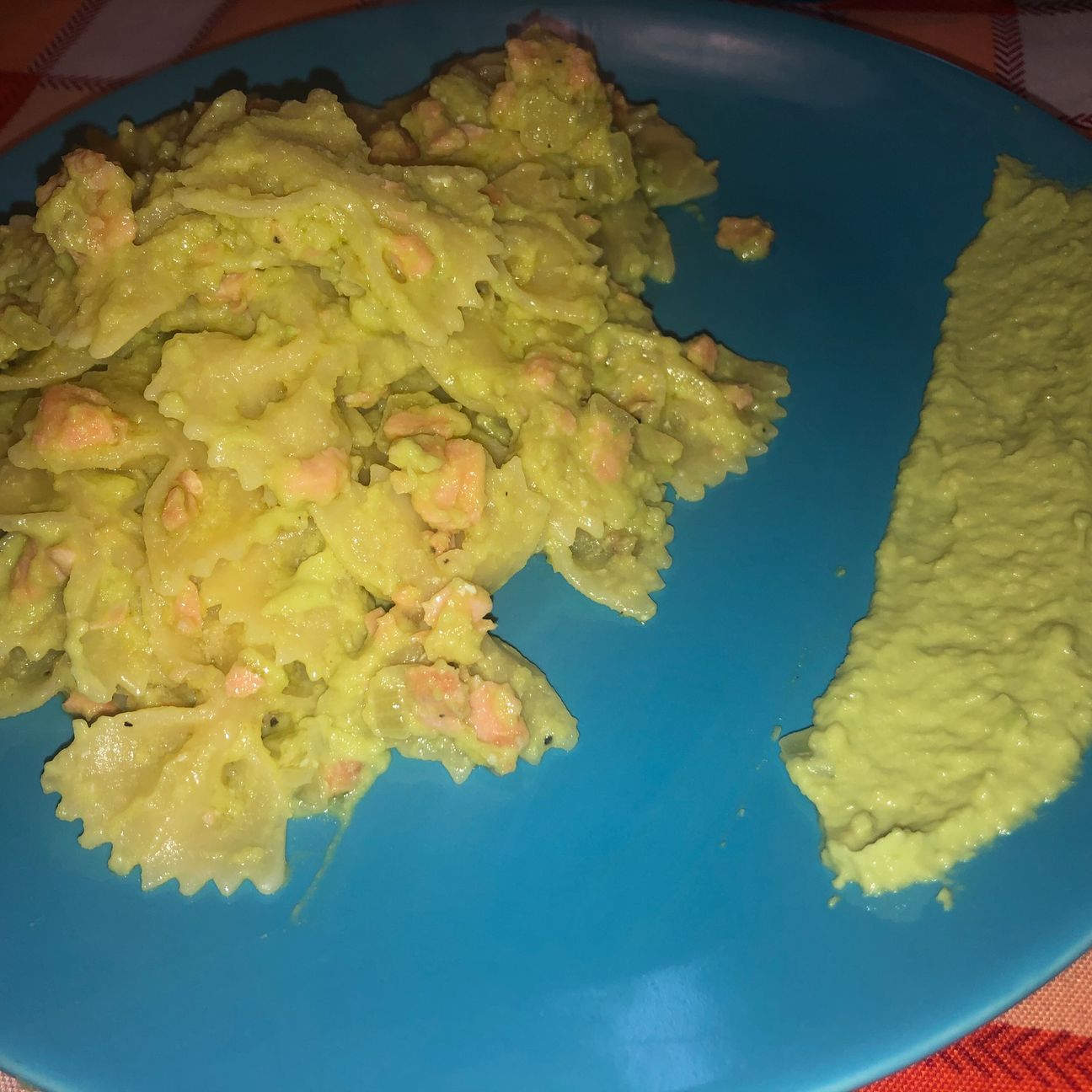 Farfalle con salmone e crema di avocado