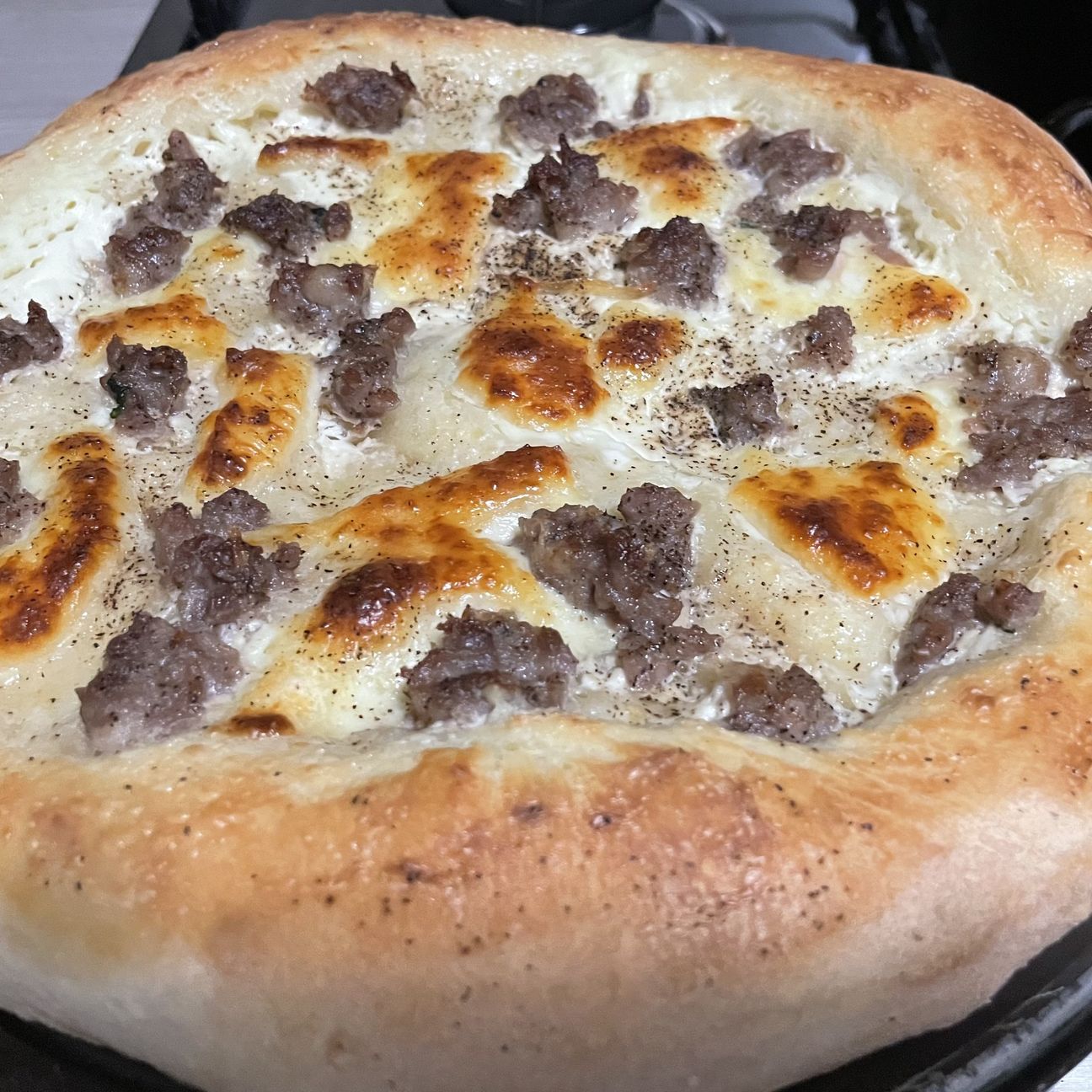 Pizza panna e salsiccia