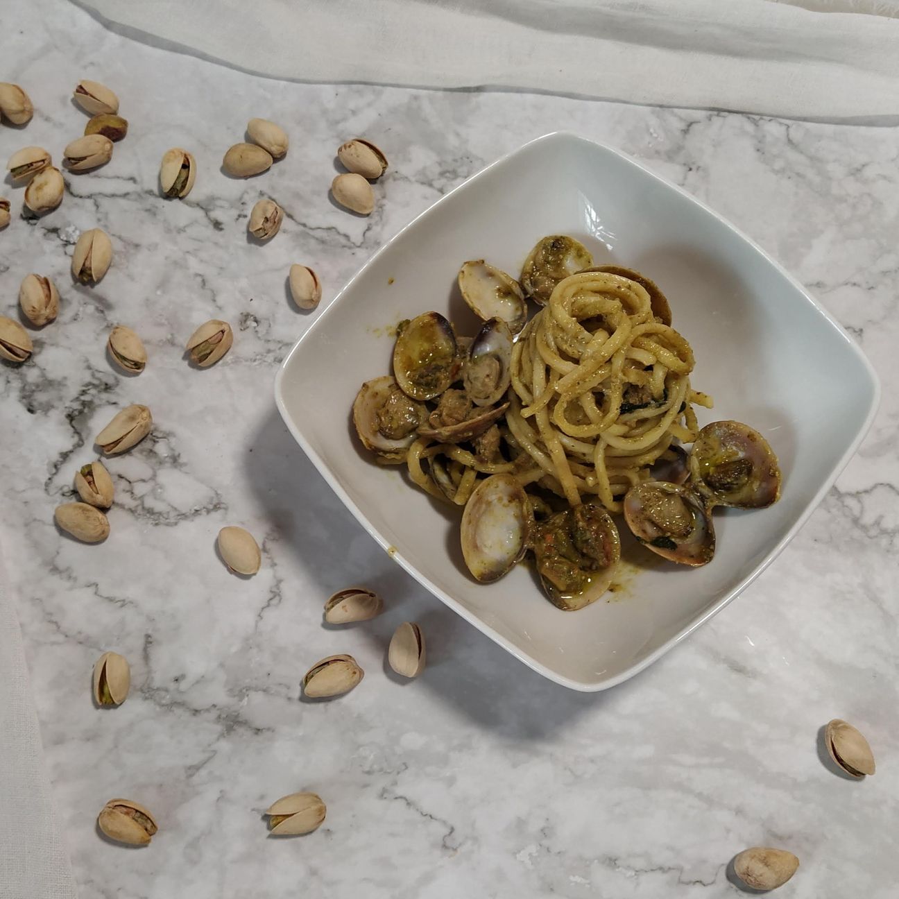 Spaghetti con vongole e pesto di pistacchi