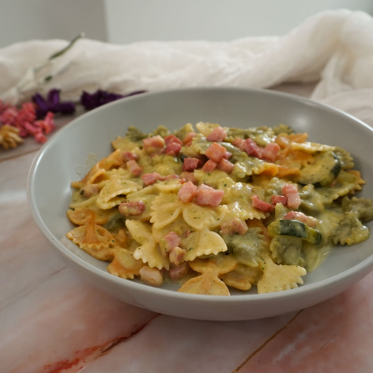 Farfalle tricolore cacio, zucchine e pancetta
