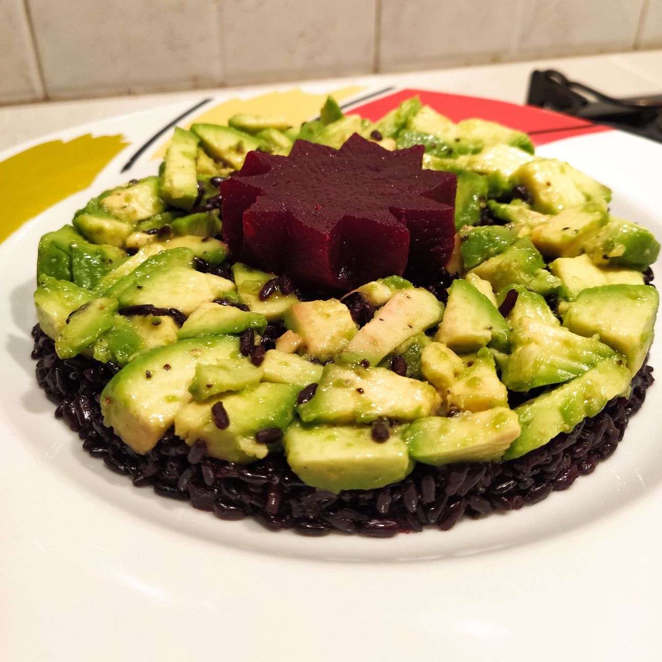 Riso venere con barbabietola e avocado