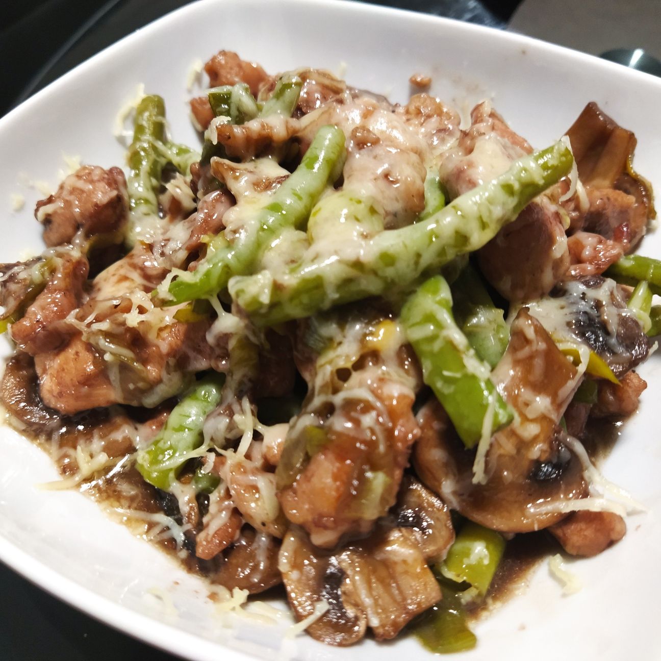 Pollo al vino rosso con funghi e fagiolini