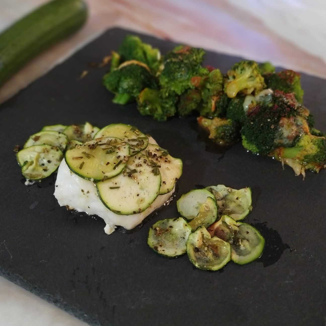 Merluzzo al forno con zucchine e broccoli alla paprika