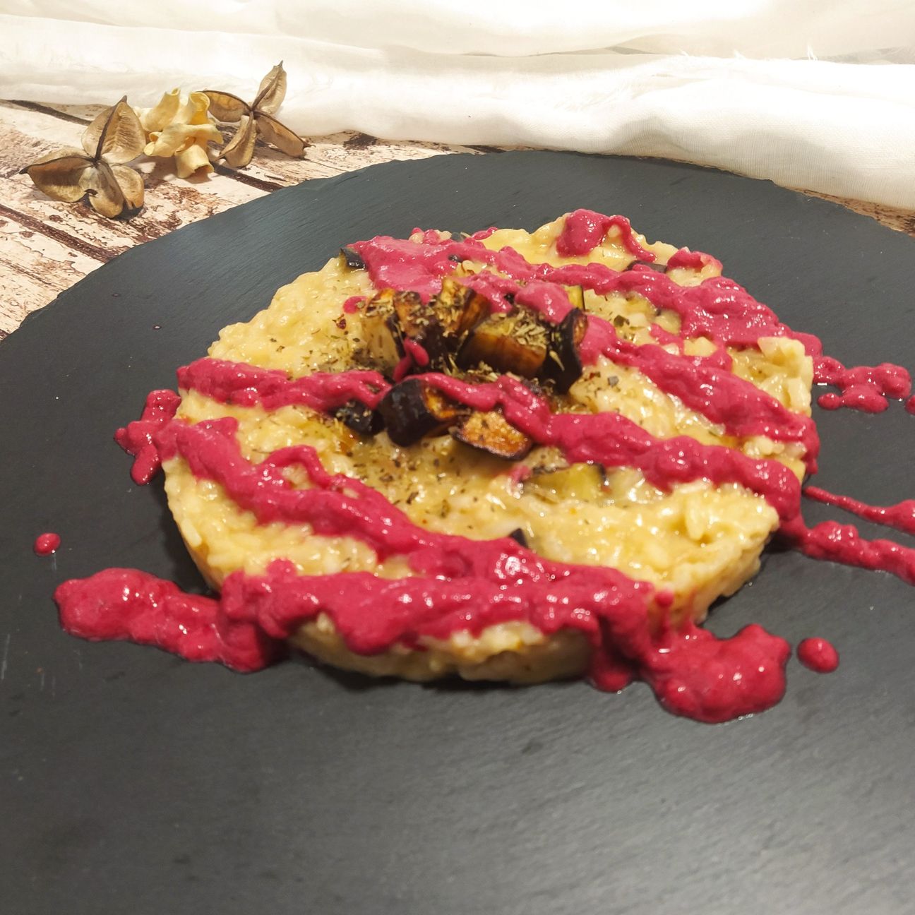 Risotto con melanzane e salsa alla barbabietola