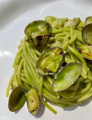 Immagine ricetta Spaghettoni con acqua di prezzemolo e vongole veraci