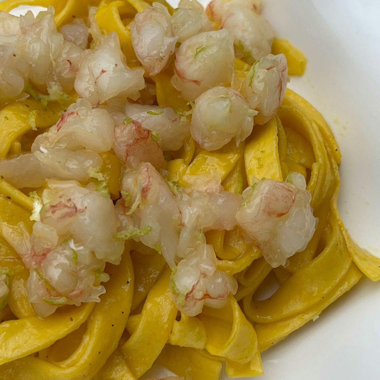 Tagliatelle con fichi d'india e tartare di gamberi al lime