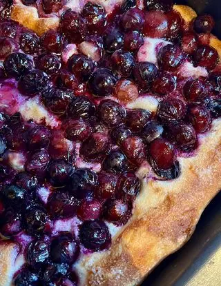 Ricetta focaccia dolce con uva fragola di notbadfood.alessandroosnaghi